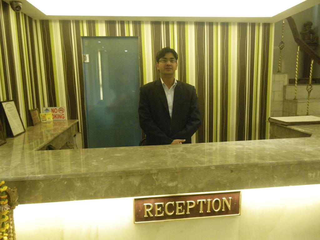 Hotel Metro Continental Delhi  Exteriör bild