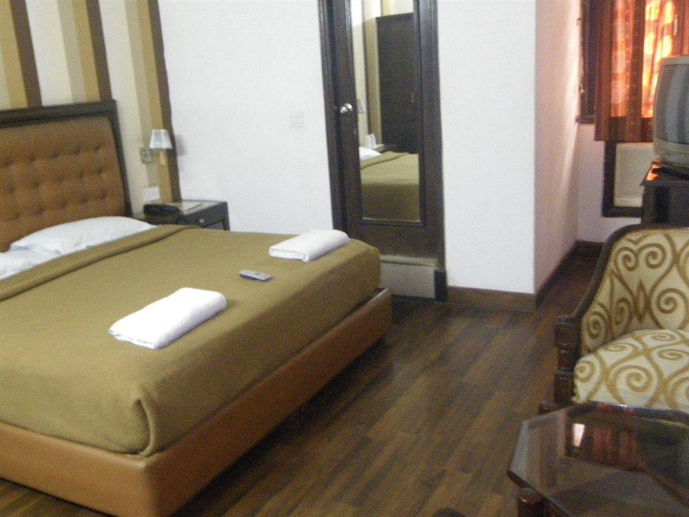 Hotel Metro Continental Delhi  Exteriör bild