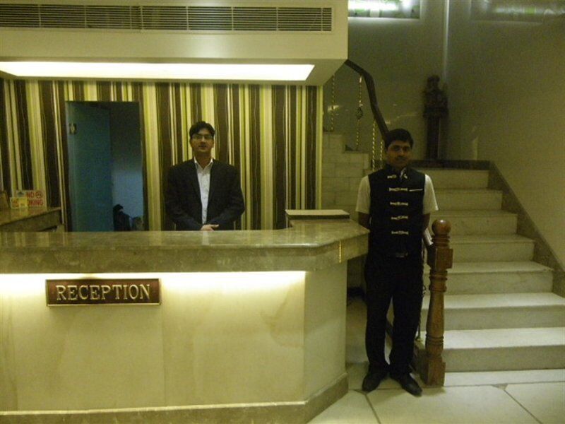Hotel Metro Continental Delhi  Exteriör bild